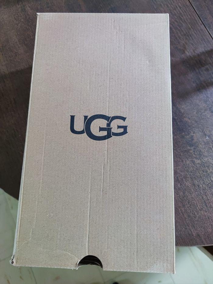 UGG chaussons taille 38 - photo numéro 1