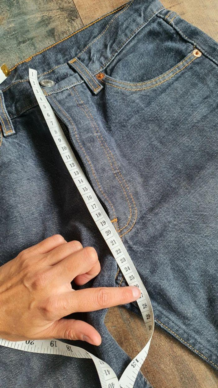 Jean Levi's 501 w29 l34 taille 34 en très bon état mais un peu erraflé au  niveau d'une poche - photo numéro 5