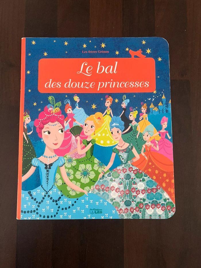 Livre enfant le bal des princesses en parfait état - photo numéro 1