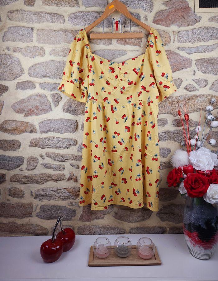 Robe encolure cœur jaune à motifs cerises Femme taille 54 marque Boohoo 🍬 - photo numéro 1