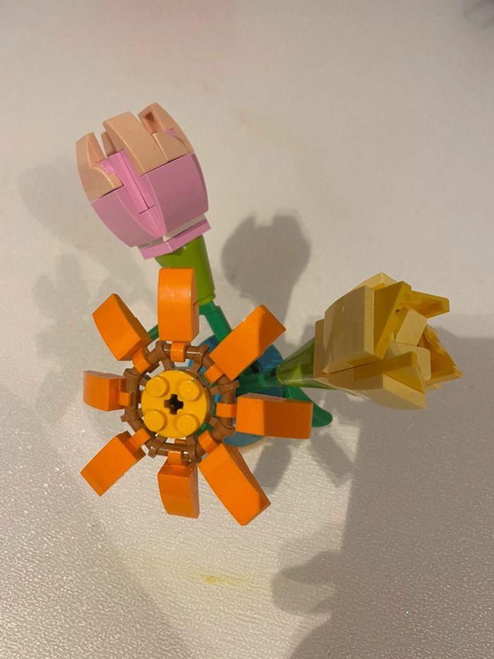 Pot avec 3 fleurs Lego - photo numéro 1