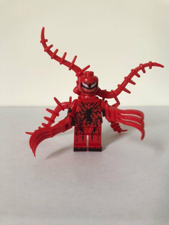 Figurine type lego Carnage Marvel