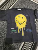 Tee shirt smiley en très bon état taille 10 ans