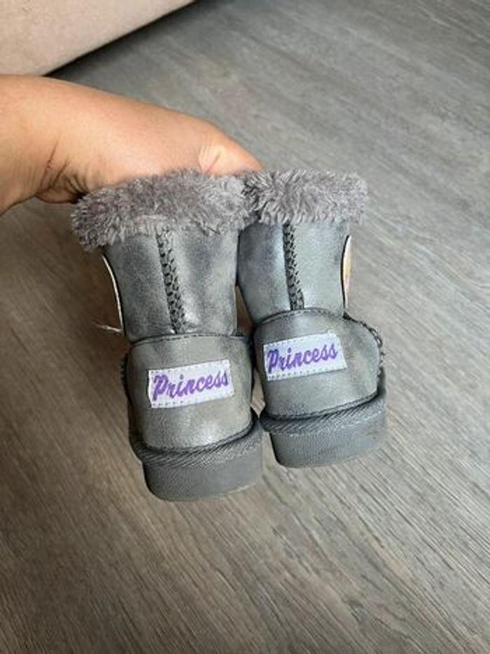 Jolie bottes fourrées « Princesse Disney » taille 24 - photo numéro 2