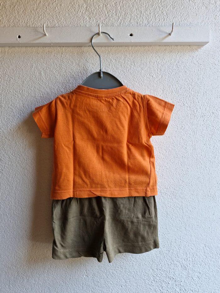 Ensemble 3 mois Sans Marque T-shirt orange avec motif, short kaki Bon état - photo numéro 2