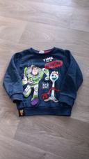 Pull avec buzz l'éclaire et fourchette dessus