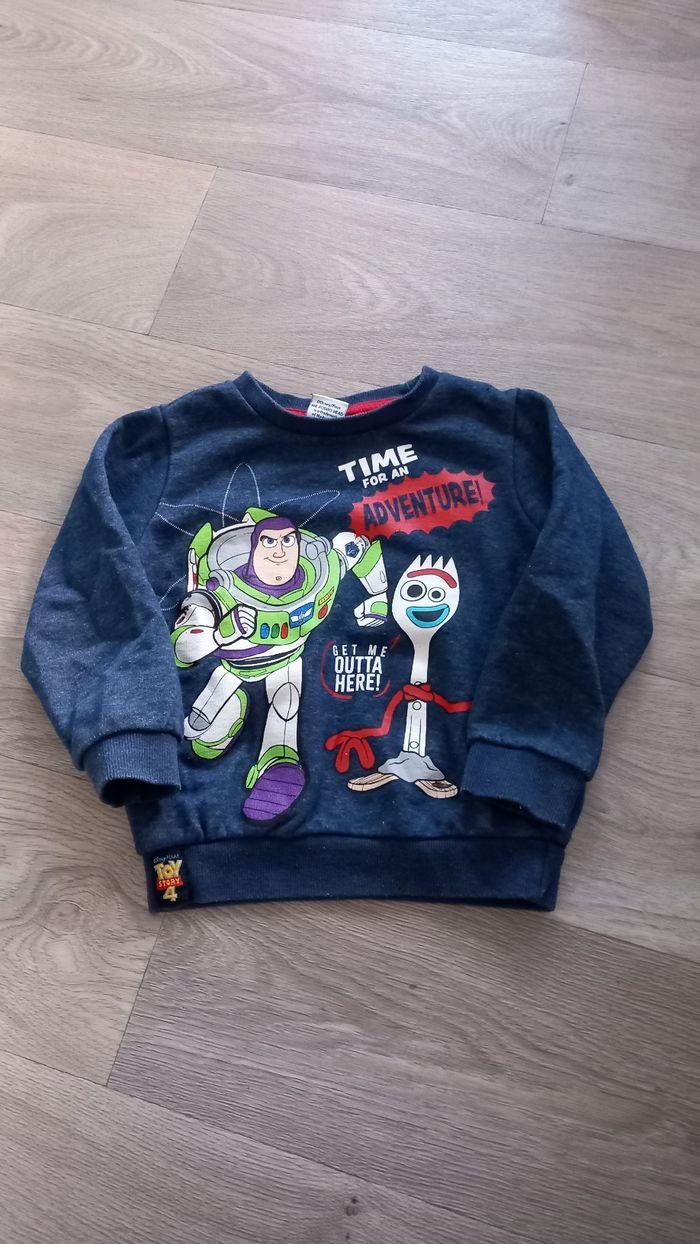 Pull avec buzz l'éclaire et fourchette dessus - photo numéro 1