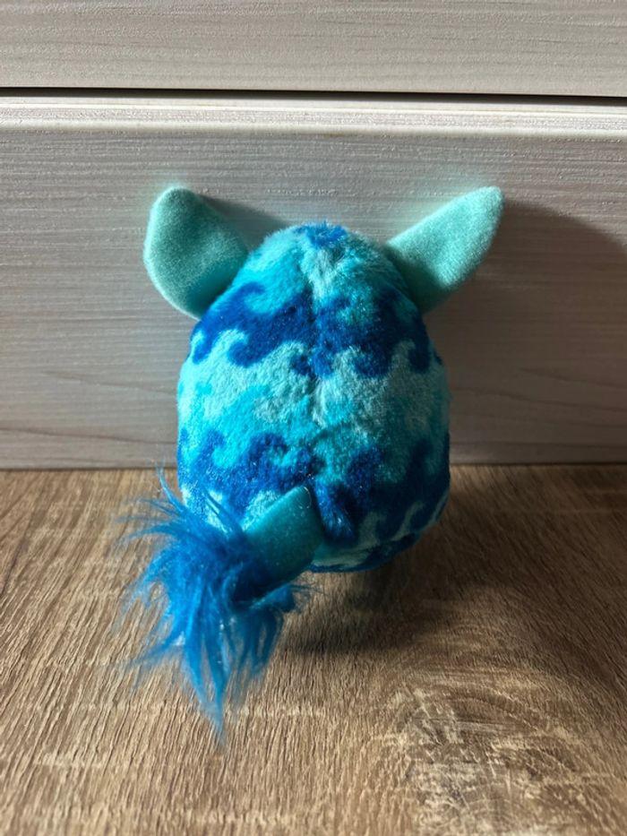 Petite peluche Furby bleu clair et foncé, très bon état - photo numéro 2