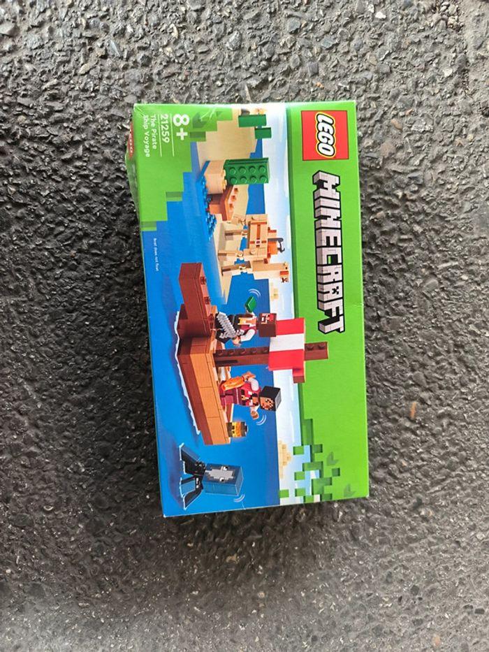 Lego Minecraft le bateau pirate - photo numéro 3