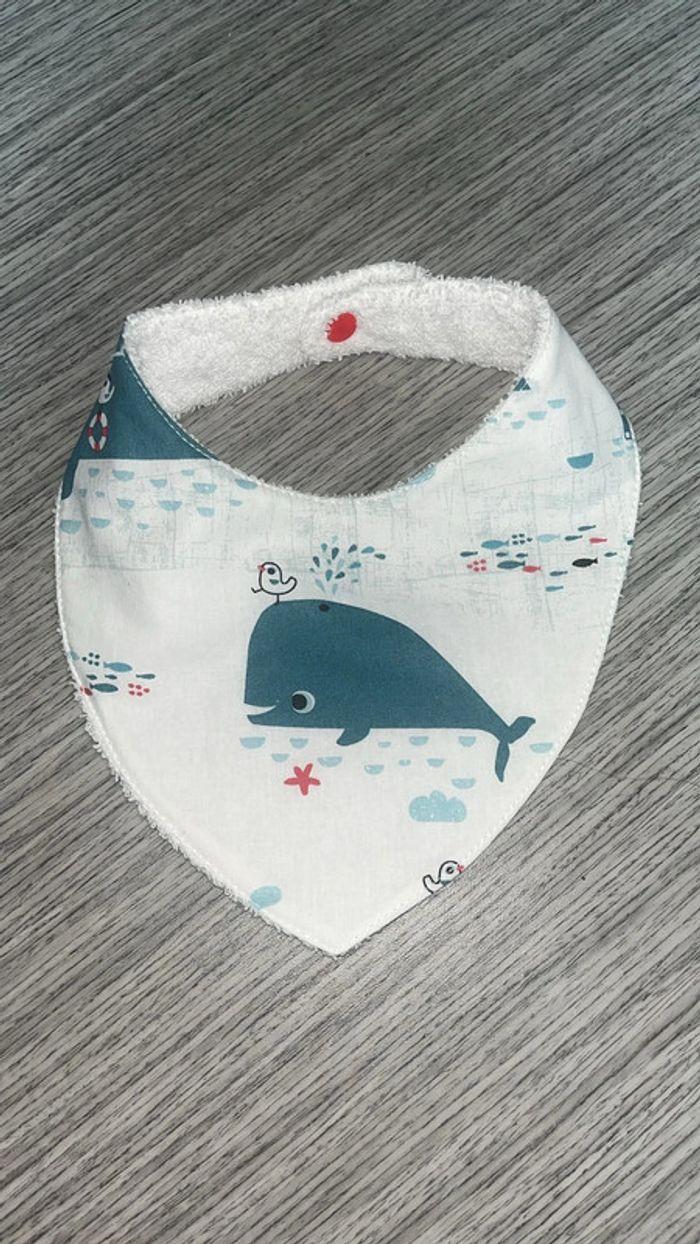 Bavoir bandana baleine