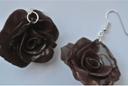 Boucle d’oreille rose brune