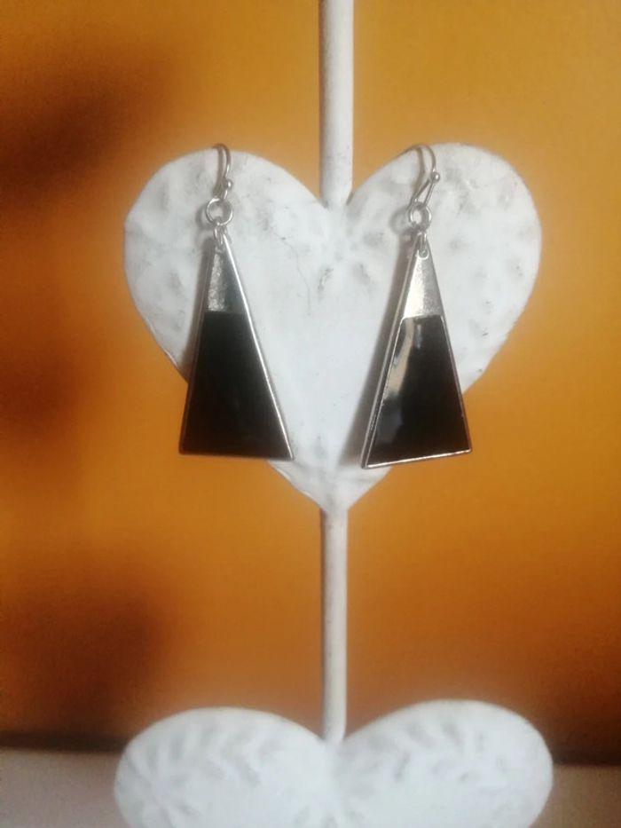 🌸Boucles d'oreilles triangle argenté et noir "Maty" 🌸 - photo numéro 2