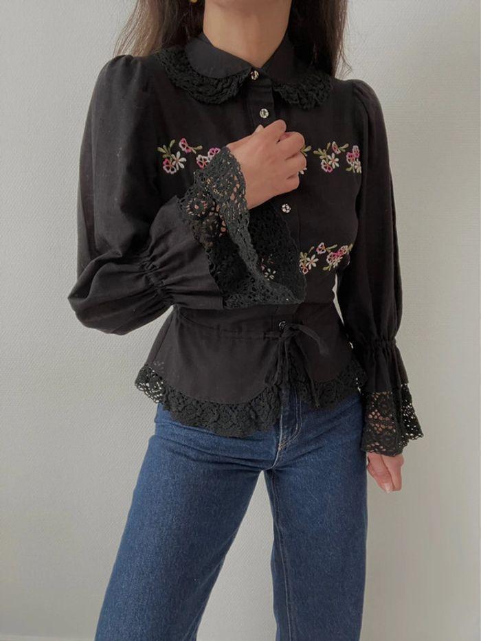 Blouse noire à broderie florale et dentelle - photo numéro 6