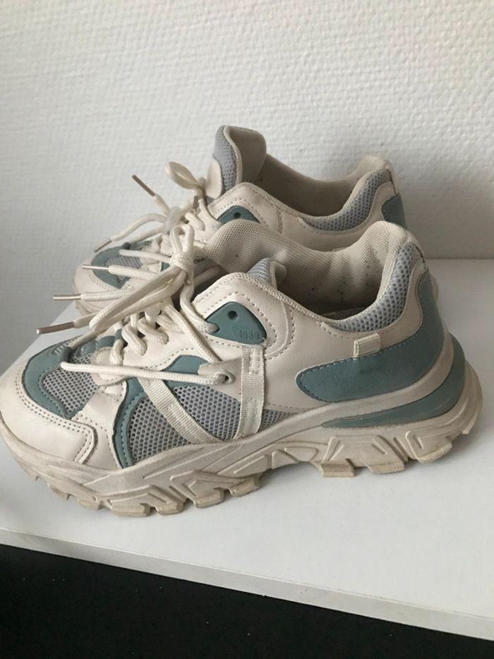 Paire de baskets défaut devant pointure 37 👟 - photo numéro 1