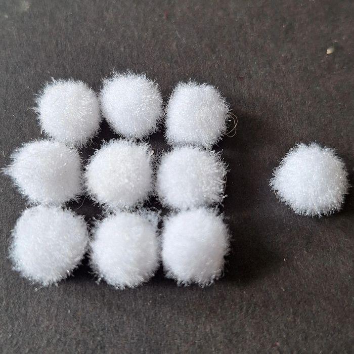 Lot de 10 pompons blancs 8 10mm