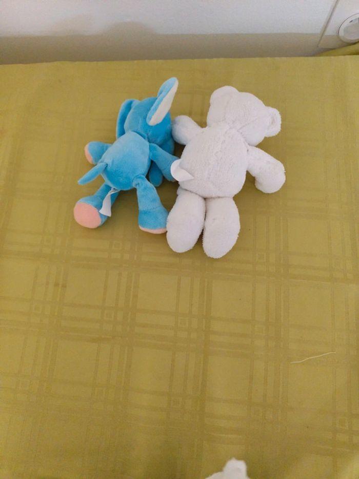 Lot de 2 peluches 1 éléphant bleu 1 ourson blanc - photo numéro 3