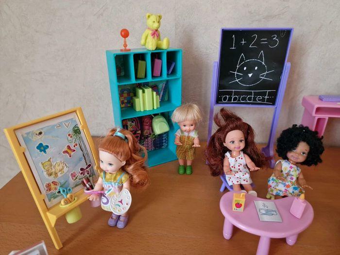 Lot école maternelle Barbie, meubles et accessoires + Barbie et 6 enfants, Mattel en BE - photo numéro 3