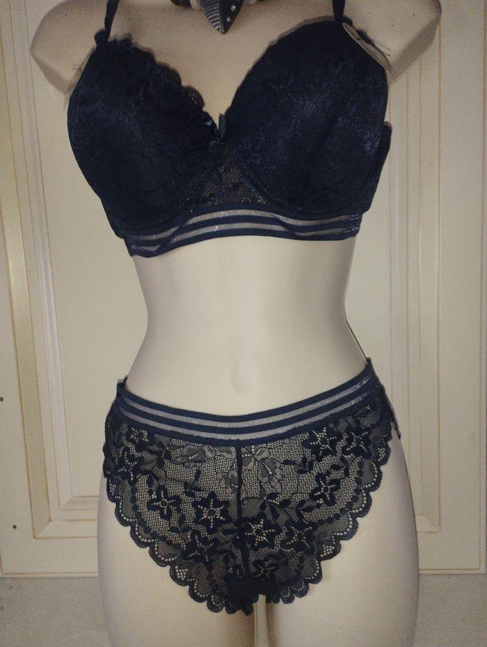 Ensemble de lingerie neuf.bleu foncé 95C pour le haut et L pour le bas - photo numéro 1