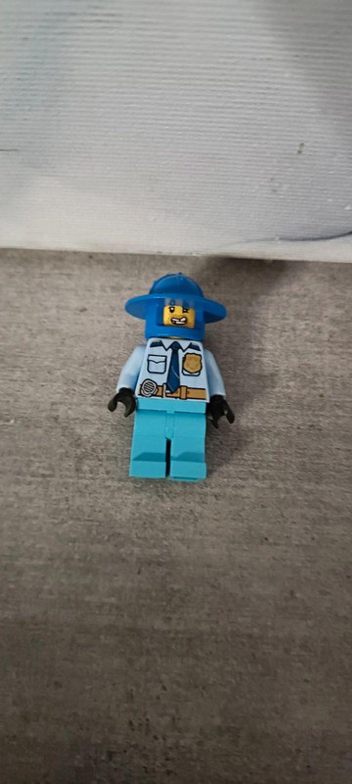 LEGO City Police Man Minifigure - photo numéro 1