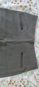 Pantalon près du corps gris à fausses poches