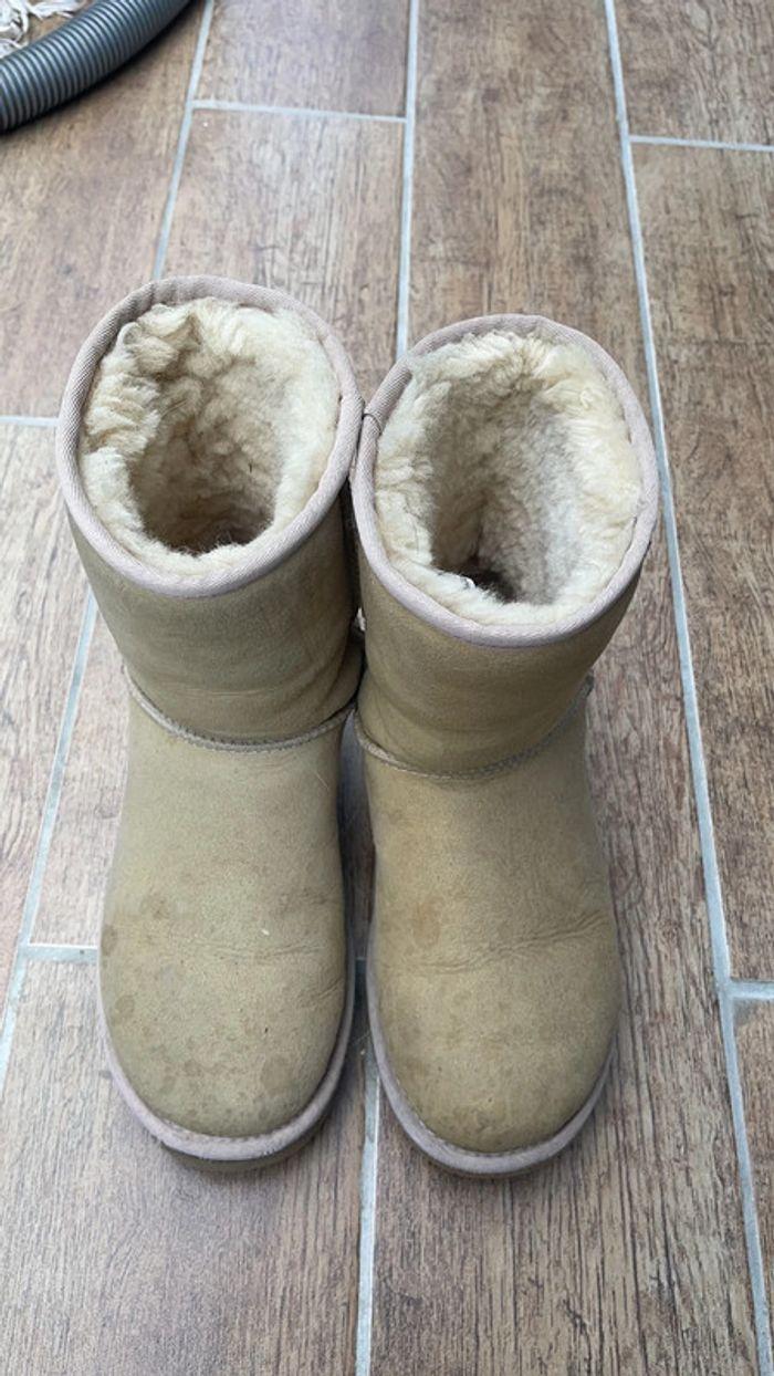 Paire de UGG beiges - photo numéro 1