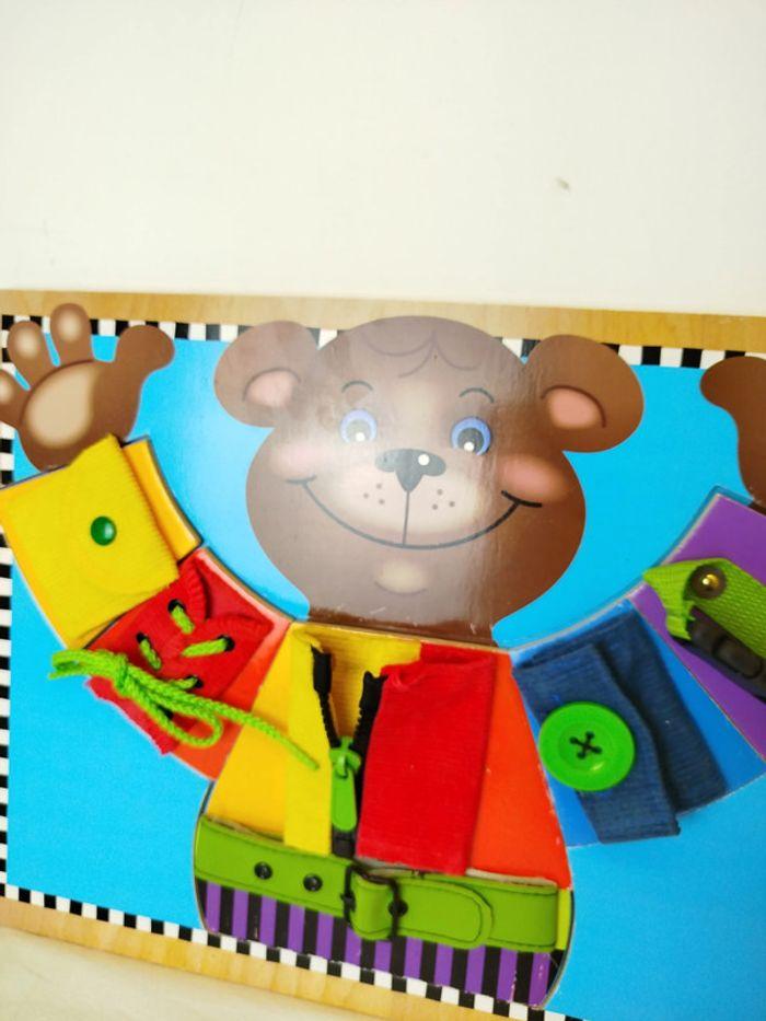 Planche d’aptitudes de base en bois ours éducative Melissa & Doug style busy board montessori - photo numéro 5