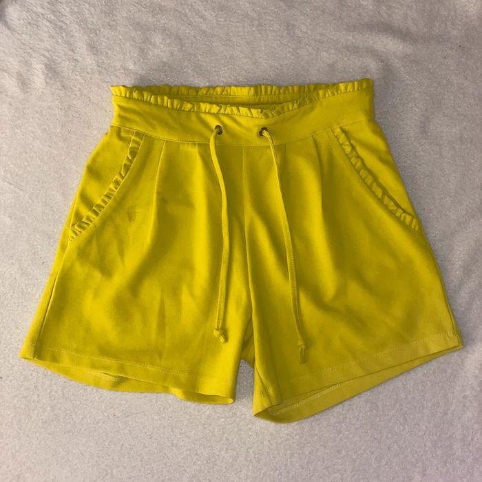 Short jaune - photo numéro 1