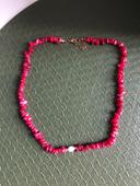 Collier rouge avec perle blanche