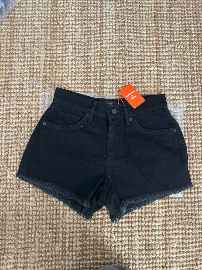 Short superdry neuf - photo numéro 1