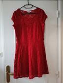 Robe rouge effet dentelle