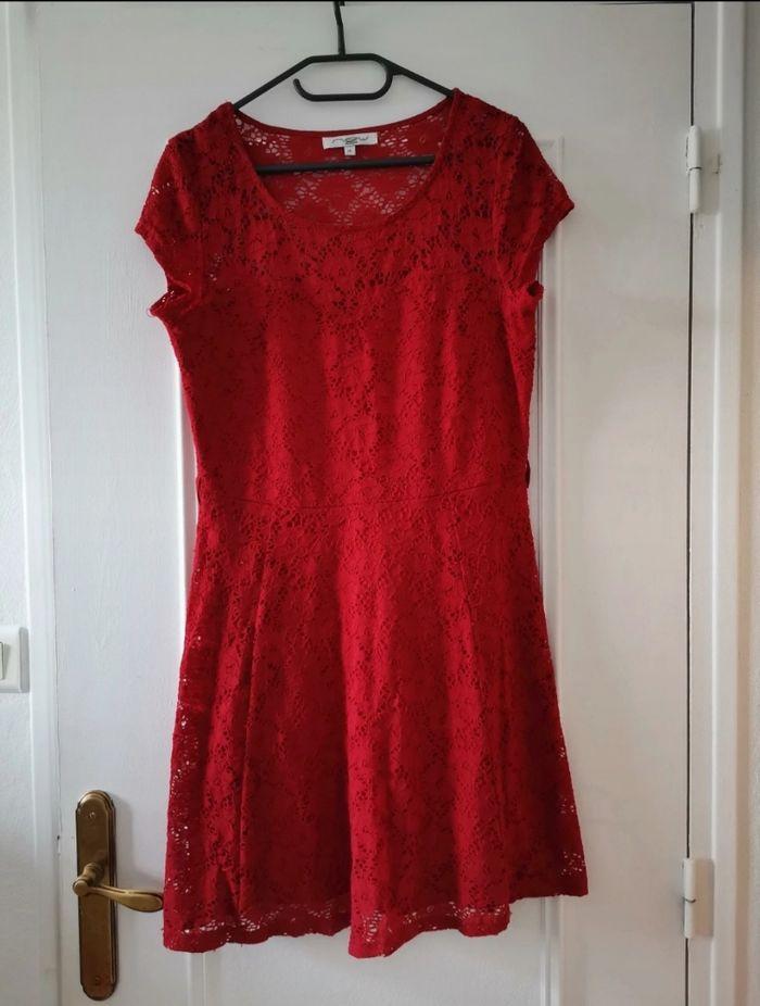 Robe rouge effet dentelle - photo numéro 1