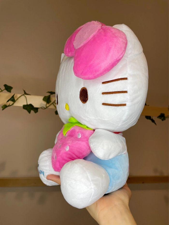 Peluche Hello Kitty avec la fraise 🍓 - photo numéro 12