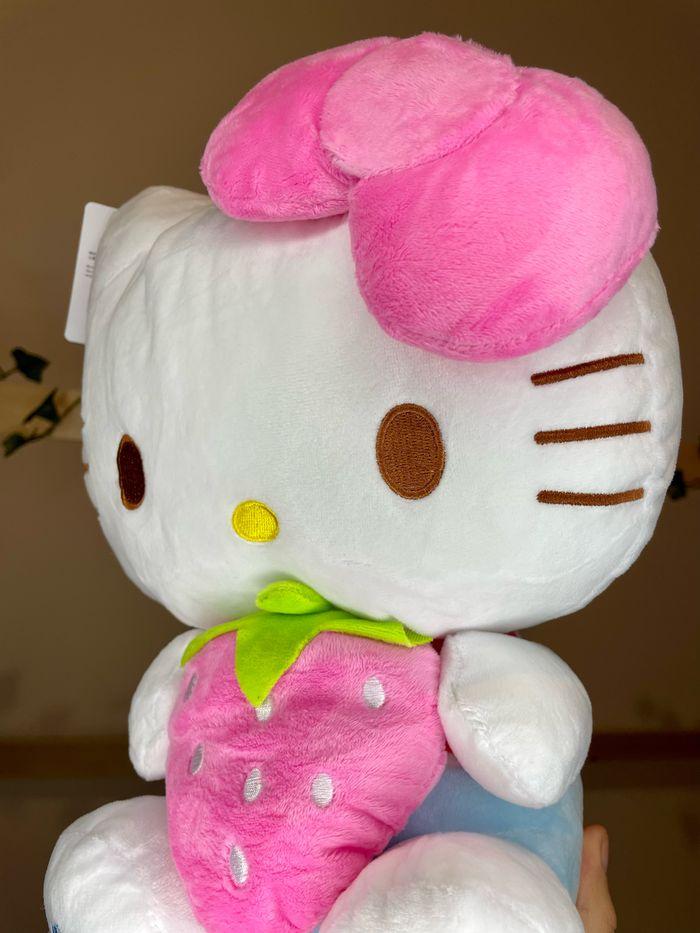 Peluche Hello Kitty avec la fraise - photo numéro 5