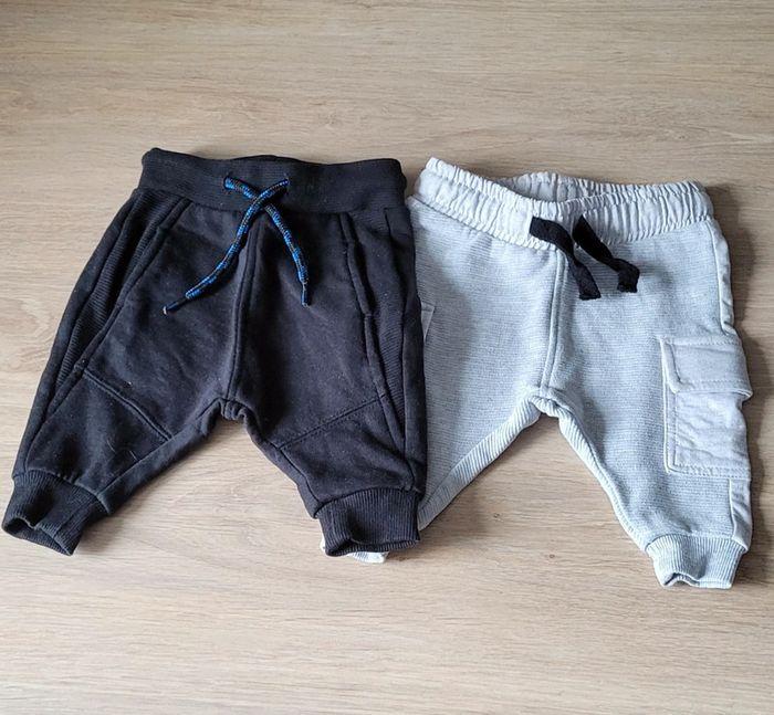 2 joggings taille 3 mois - photo numéro 1