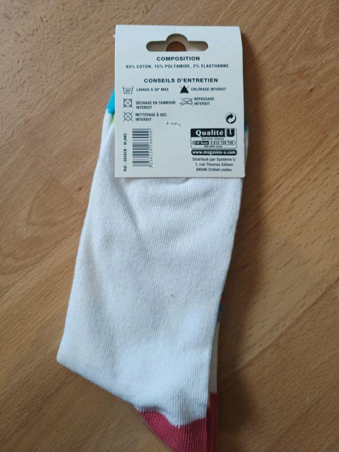 Une paire de chaussettes neuves - photo numéro 2