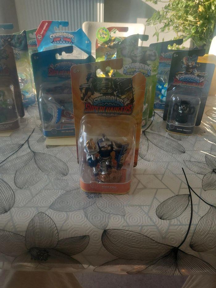 Figurine skylanders neuve "high volt" - photo numéro 2