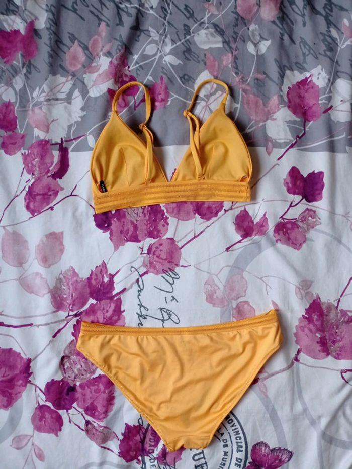 Maillot de bain jaune deux pièces / marque Kiabi / taille M / très bon état - photo numéro 2