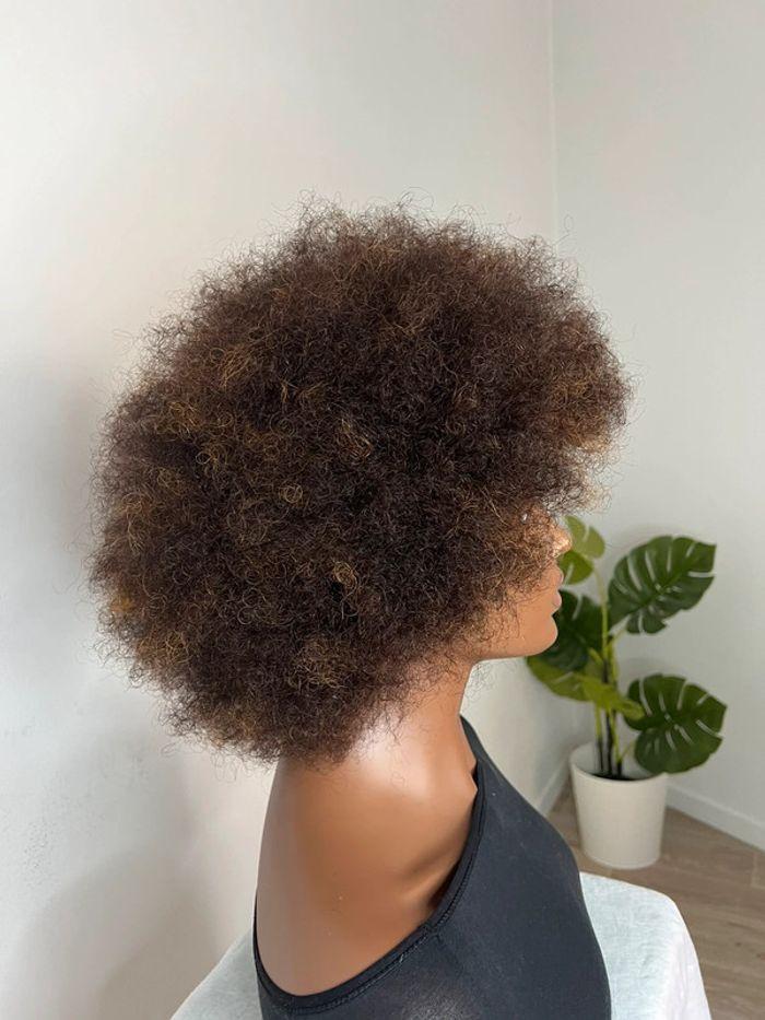 Belle perruque afro avec reflet blond - photo numéro 10