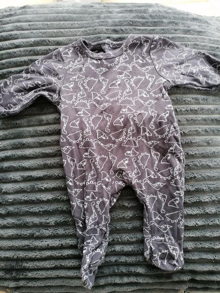 Pyjama 1 pièce gris et dinosaures blanc bébé garçon 54 cm - photo numéro 1