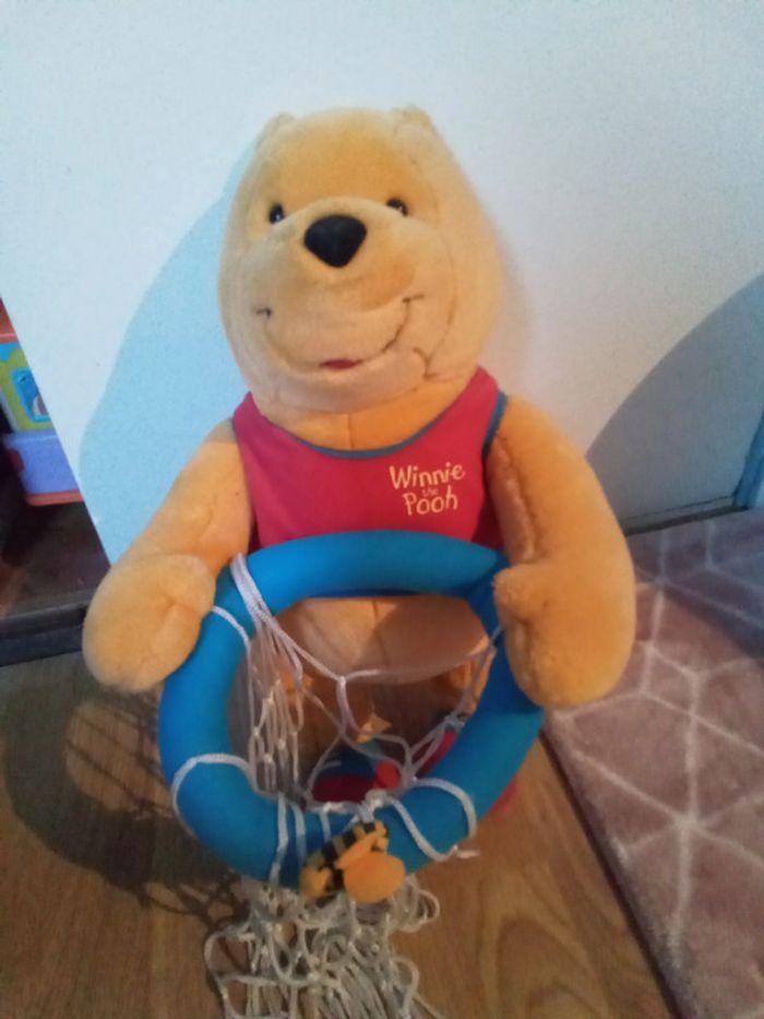 Grande peluche Winnie et son panier