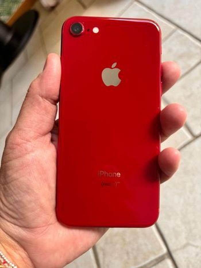 iPhone 8 (product) rouge - photo numéro 1