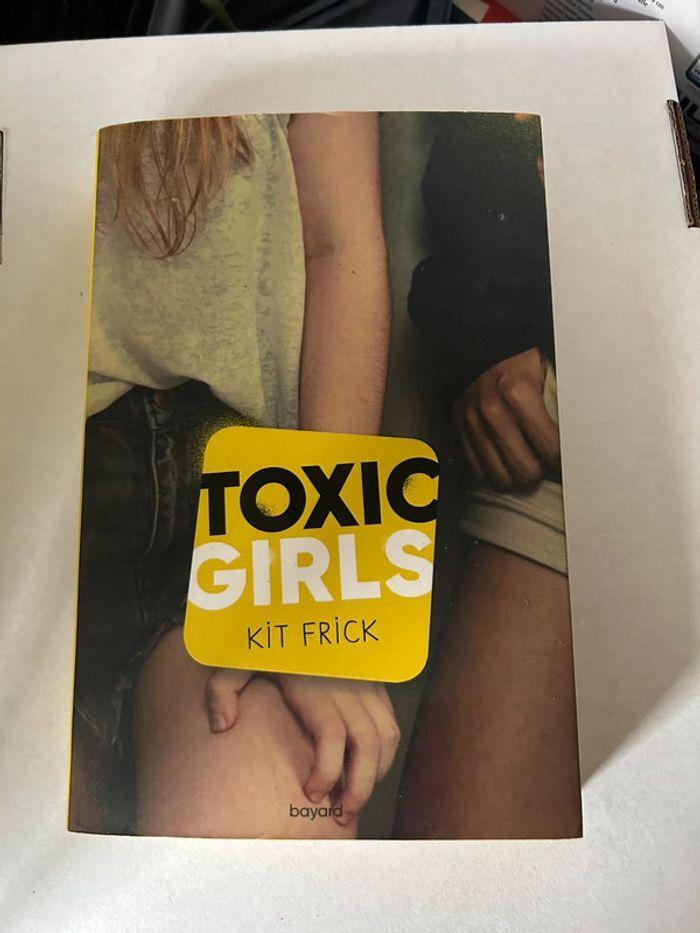 Livre toxic girls - photo numéro 1