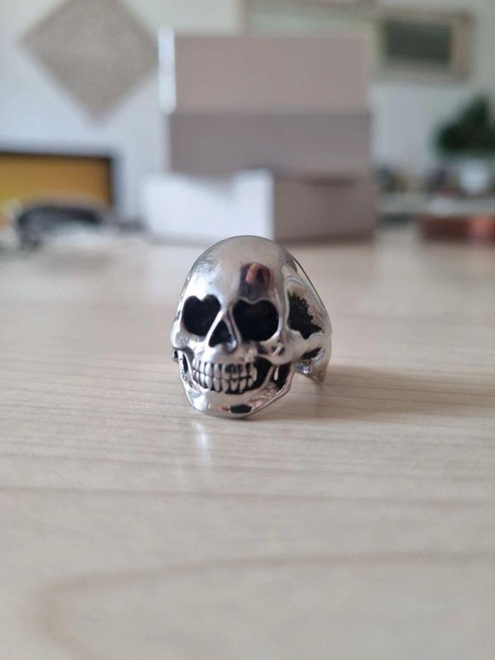 Bague tête de mort argentée et noire - photo numéro 1