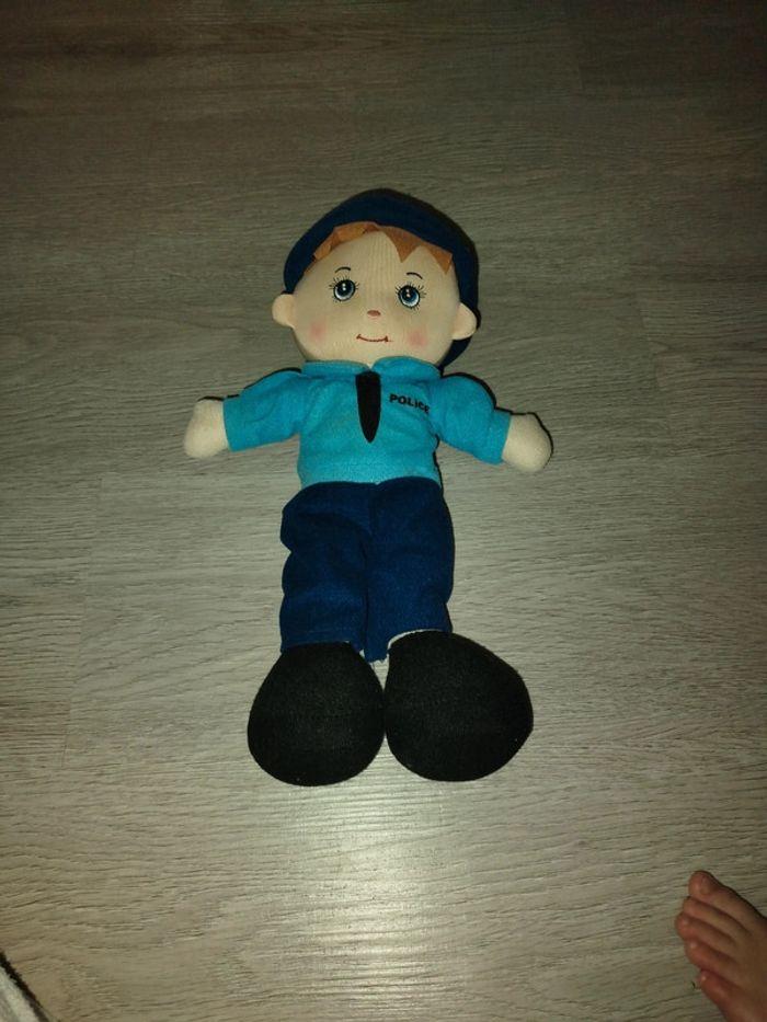 Peluche policier 35 cm très bonne etat - photo numéro 1