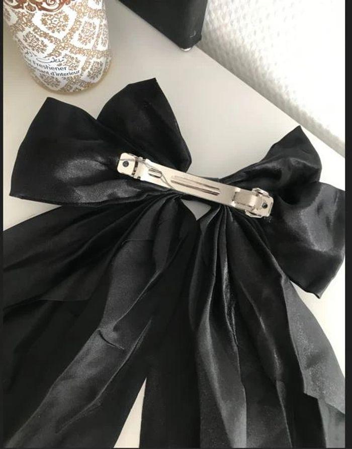 Grande barrette noeud satin noir 🖤 - photo numéro 4