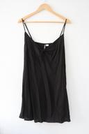 Robe noire noeud sur la poitrine