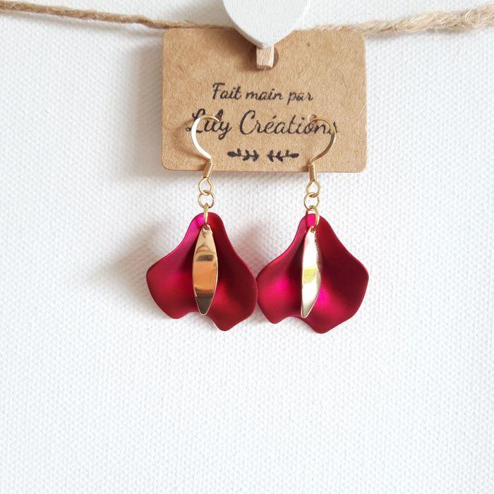 Boucles d'oreilles hypoallergéniques dorées et pétales fuschia LC345 - photo numéro 1