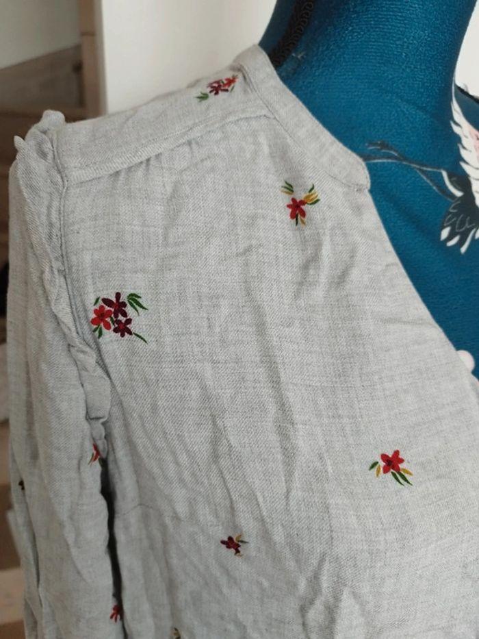 Superbe blouse manches longues grise Camaïeu avec fleurs rouges - photo numéro 4