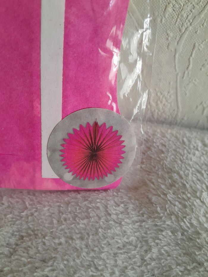 Rosette en papier fushia Neuf - photo numéro 2