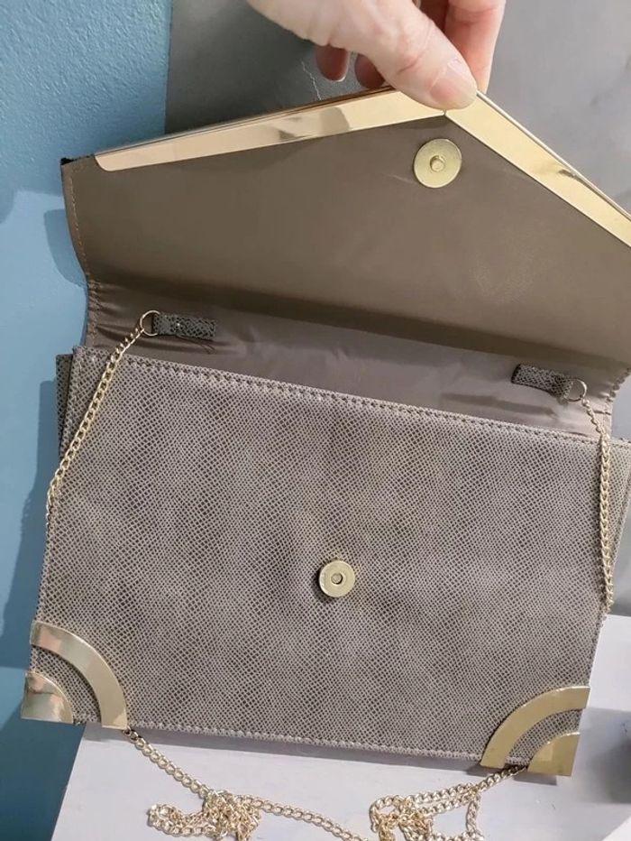 Pochette taupe et or avec chainette New Look - photo numéro 4